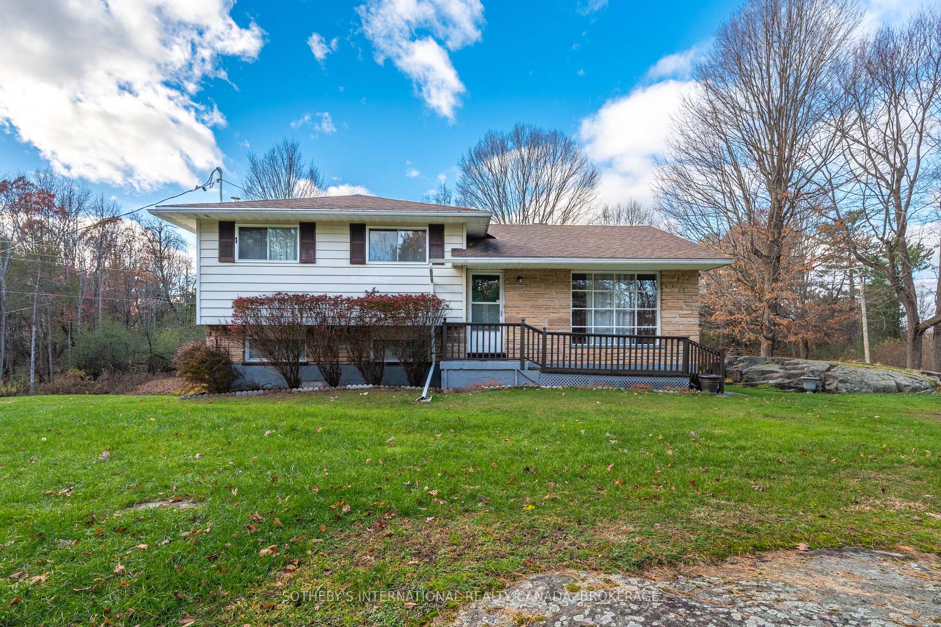 638 Thousand Islands Pky Parkway, Front of Leeds & Seeleys Bay, ON K0E 1L0