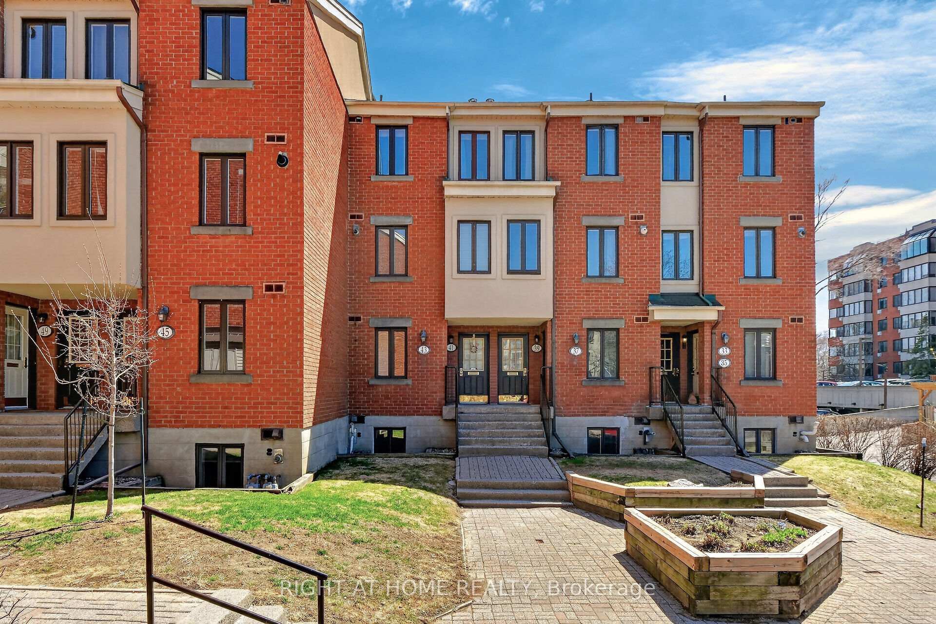 43 Crispin Private, Manor Park - Cardinal Glen and Area, ON K1K 2T7