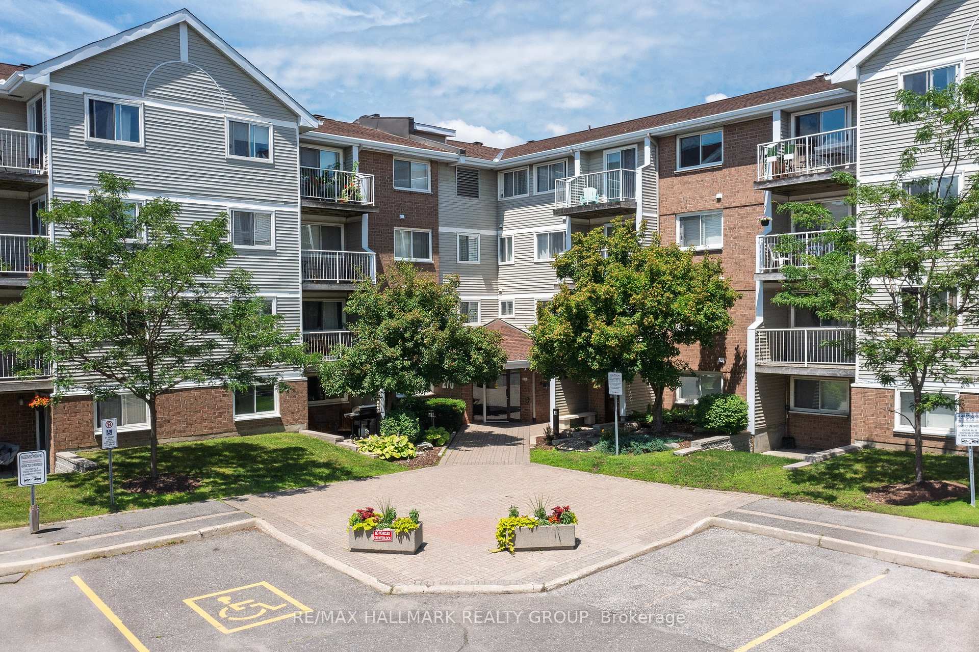 270 Brittany Drive 412, Manor Park - Cardinal Glen and Area, ON K1K 4M3