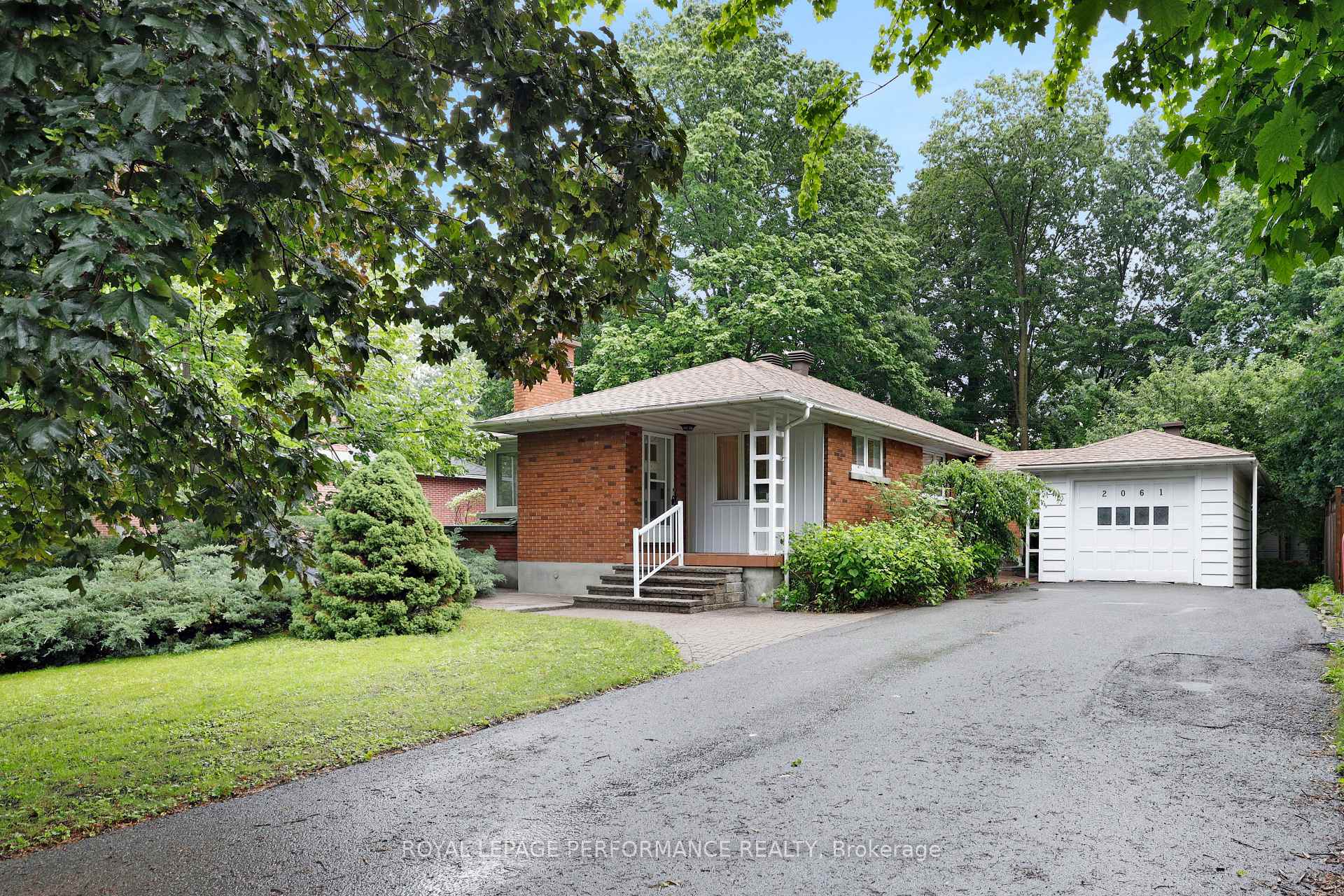 2061 Fairbanks Avenue, Alta Vista and Area, ON K1H 5Y9