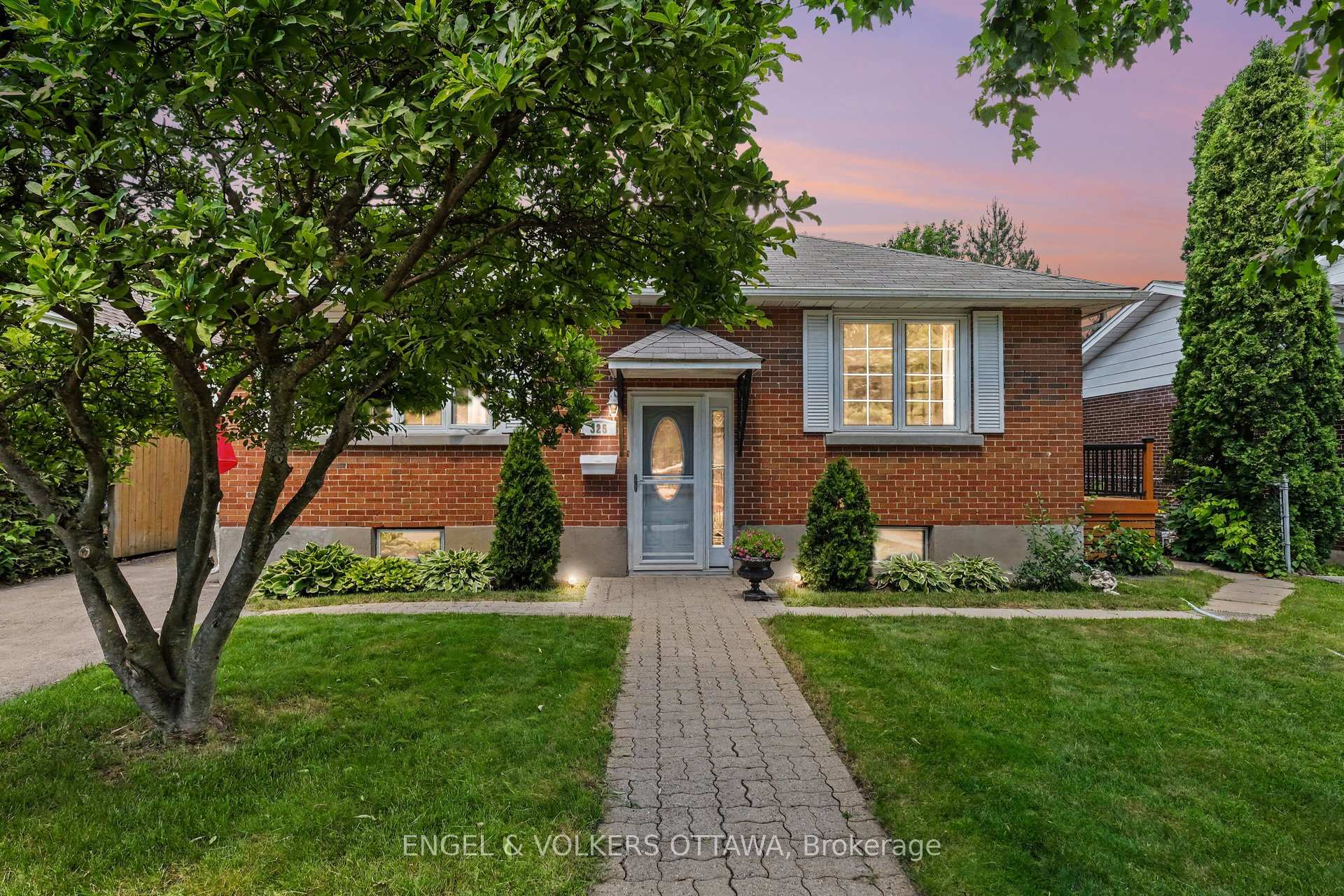 325 Summit Avenue, Alta Vista and Area, ON K1H 5Z7