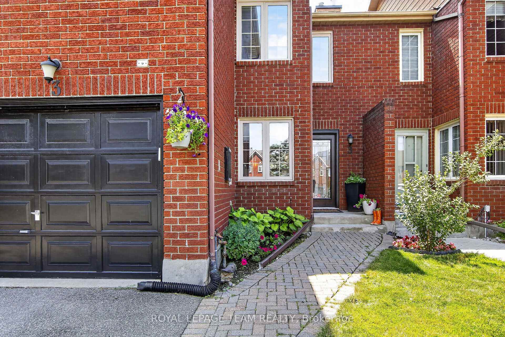 3 Hepburn Court, Kanata, ON K2L 3Z3