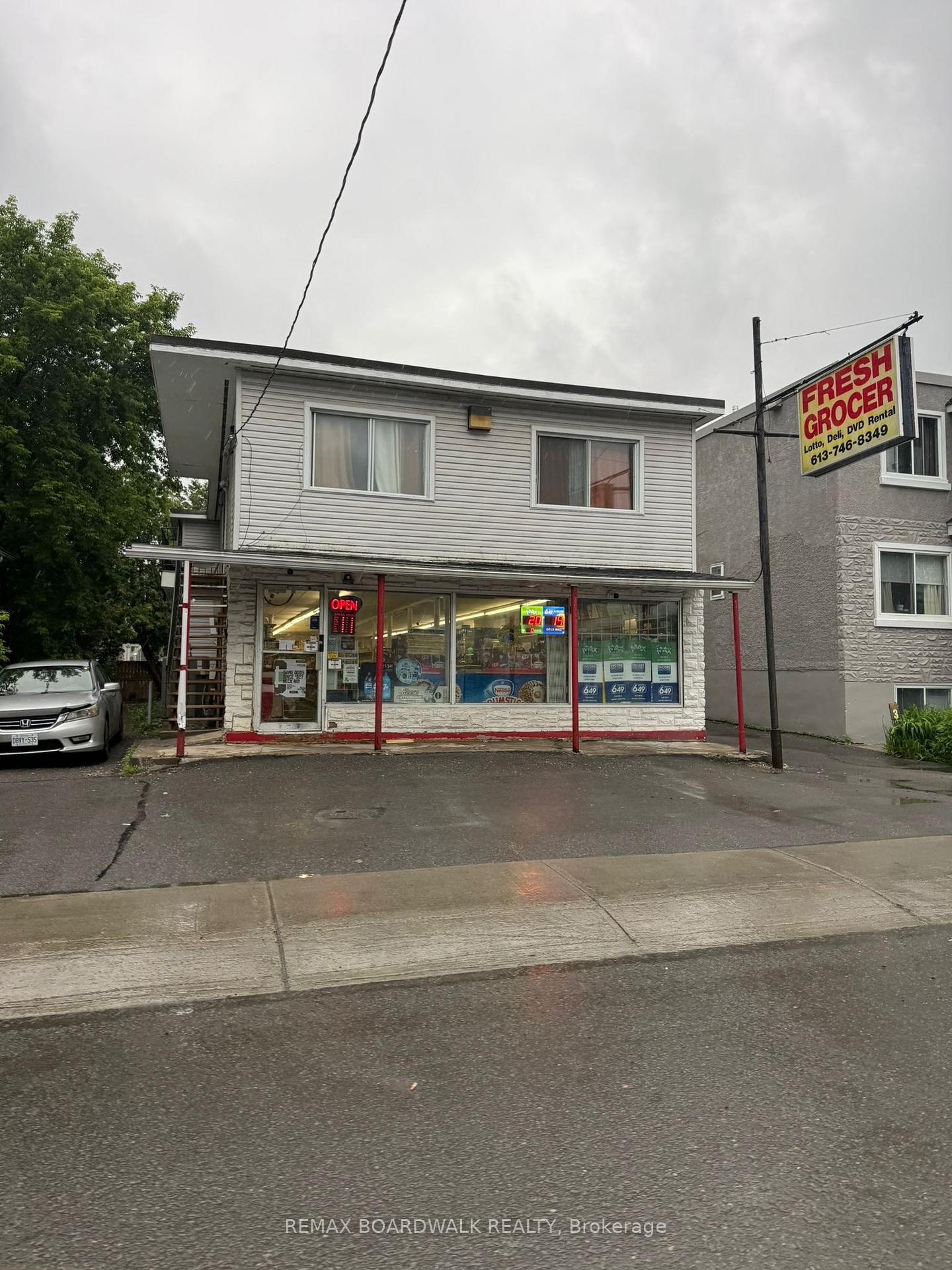 40 JOLLIET Avenue, Vanier and Kingsview Park, ON K1L 5H5