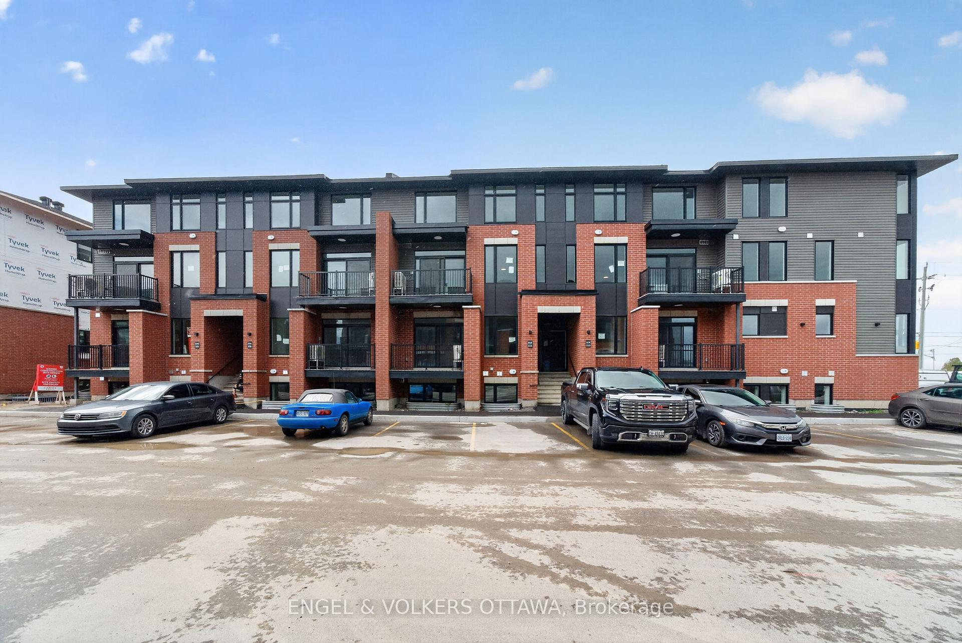 225 Stardust Private, Leitrim, ON K1T 3W6