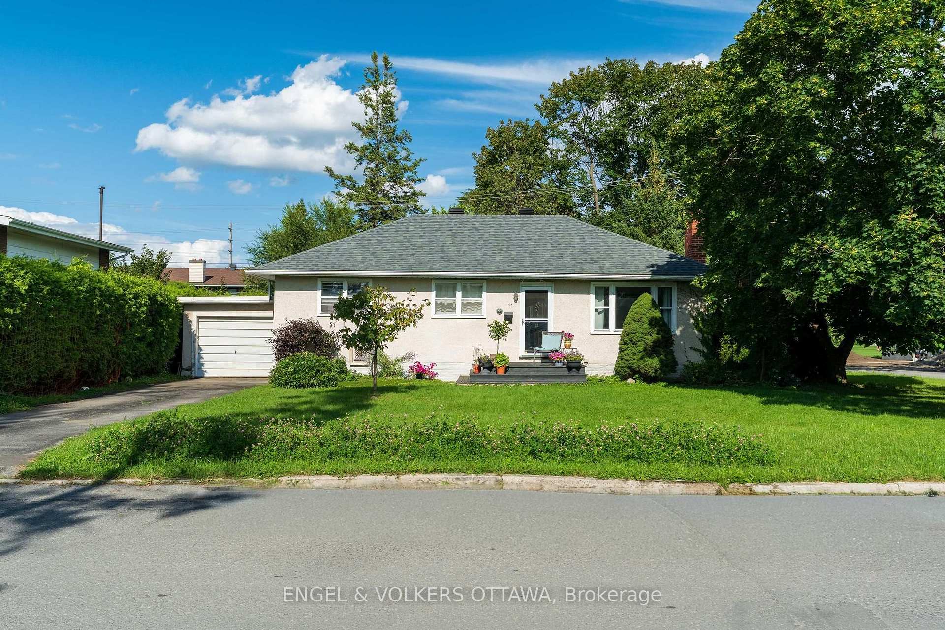 11 Hilliard Avenue, Cityview - Parkwoods Hills - Rideau Shore, ON K2E 6B8